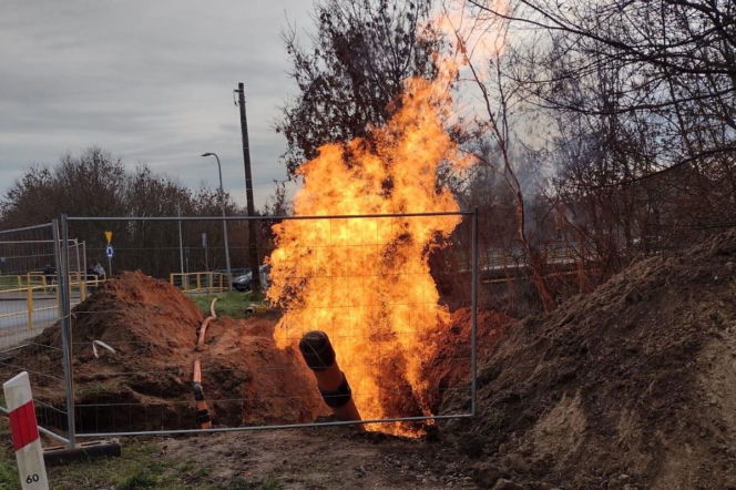 Pożar gazu przy drodze w Kunowie