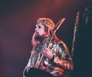 Skrupulatnie wyreżyserowany groteskowy spektakl okraszony nutą surrealizmu – Avatar zawładną Warszawą [RELACJA]