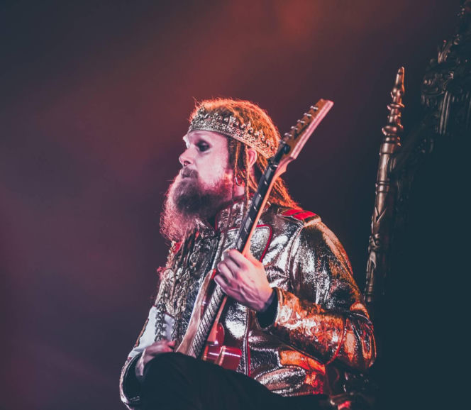 Skrupulatnie wyreżyserowany groteskowy spektakl okraszony nutą surrealizmu – Avatar zawładną Warszawą [RELACJA]