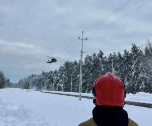 Atak zimy na Warmii i Mazurach. Do akcji wkroczył Black Hawk. Ma strącać śnieg z drzew