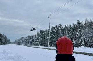 Atak zimy na Warmii i Mazurach. Do akcji wkroczył Black Hawk. Ma strącać śnieg z drzew