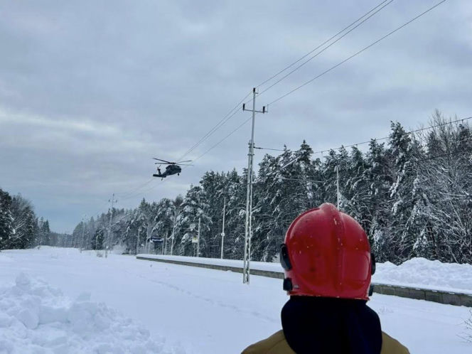 Atak zimy na Warmii i Mazurach. Do akcji wkroczył Black Hawk. Ma strącać śnieg z drzew