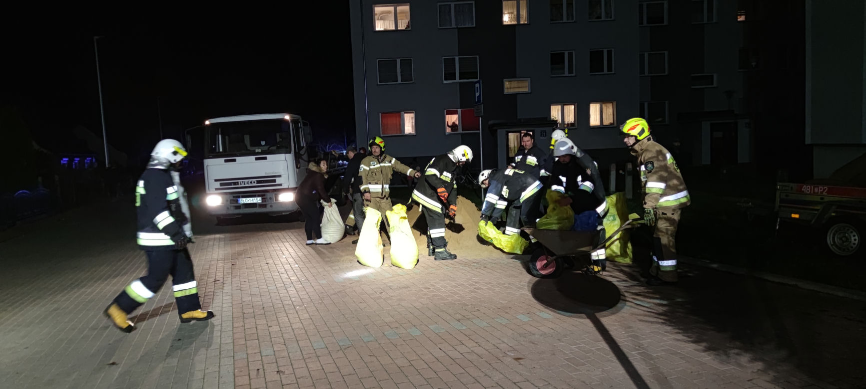 Łobez. Sytuacja jest kryzysowa, woda zagraża mieszkańcom. Zawalił się most, zamknięto drogi 