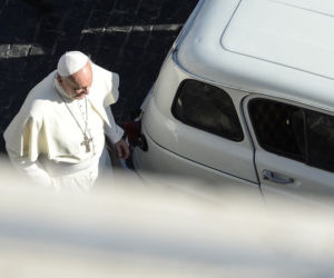 papież Franciszek jeździ Renault 4 z 1989 roku
