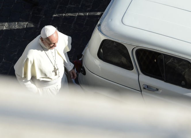 papież Franciszek jeździ Renault 4 z 1989 roku