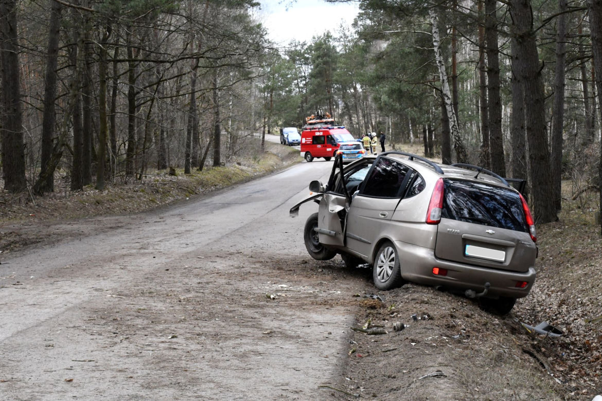 Śmigłowiec zabrał ją do szpitala w Płocku! Jej chevrolet uderzył w drzewo [ZDJĘCIA]