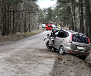 Śmigłowiec zabrał ją do szpitala w Płocku! Jej chevrolet uderzył w drzewo [ZDJĘCIA]