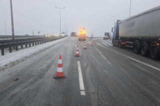 Ciężarówka stanęła w poprzek jezdni na S3