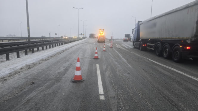 Ciężarówka stanęła w poprzek jezdni na S3