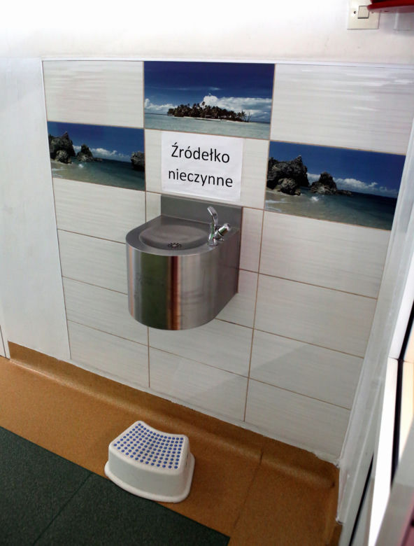Uczniowie pili zatrutą wodę