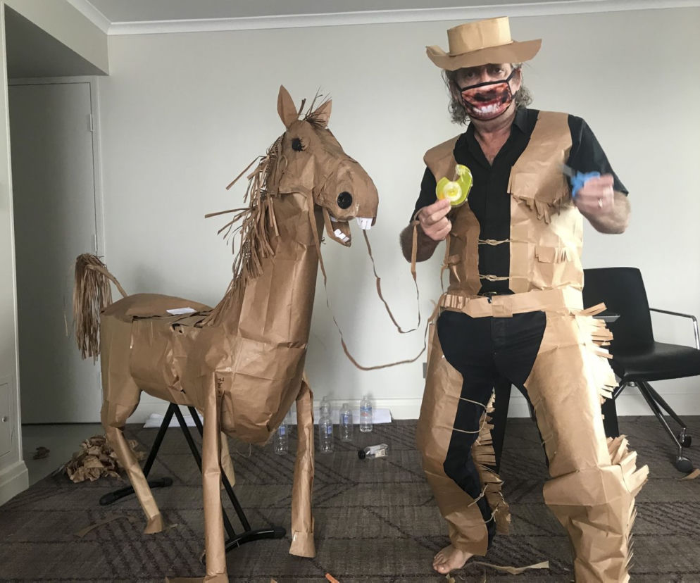 Papierowy kowboj na kwarantannie w australijskim hotelu