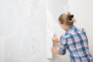 Jak przygotować ścianę do tapetowania? Praktyczne porady