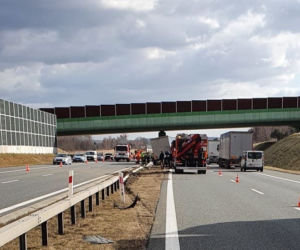 Wystrzał opony w ciężarówce na A4