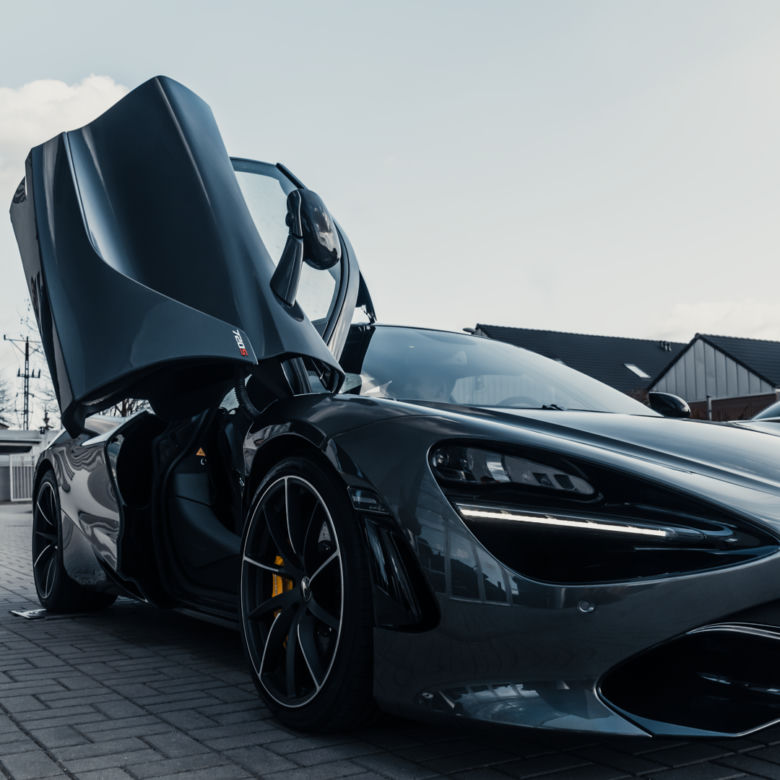Hubert Hurkacz w McLarenie 720S Coupe