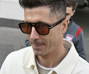 Robert Lewandowski w stylowych okularach