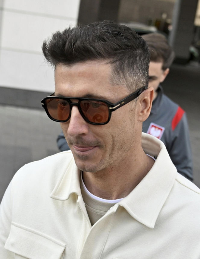 Robert Lewandowski w stylowych okularach