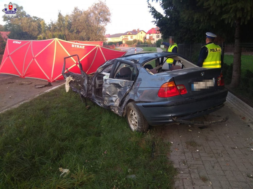 Przerażający wypadek: 27-LATEK NIE ŻYJE! Zmasakrowany samochód
