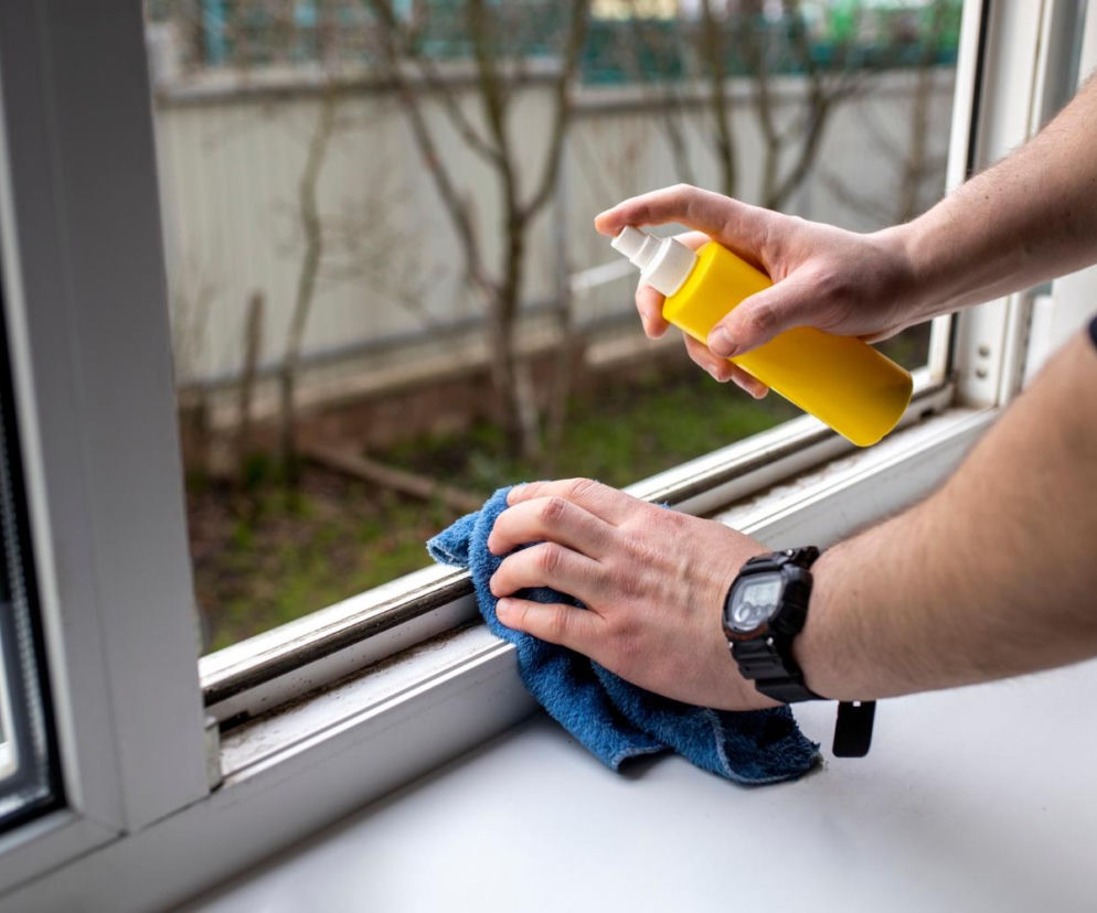 Na ramach okien pojawiły się żółte zacieki? Zmieszaj te dwa składniki, przetrzyj, a ramy znów będą śnieżnobiałe