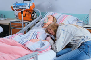 Pierwsza miłość: Izabela liczy na to, że Marysia nigdy się nie obudzi. Zamierza tego dopilnować