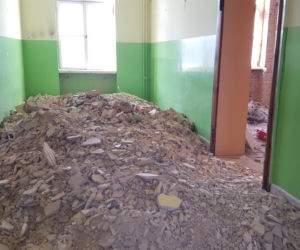 Lecą tynki i ściany. Ruszyły prace w budynku przyszłej biblioteki miejskiej 