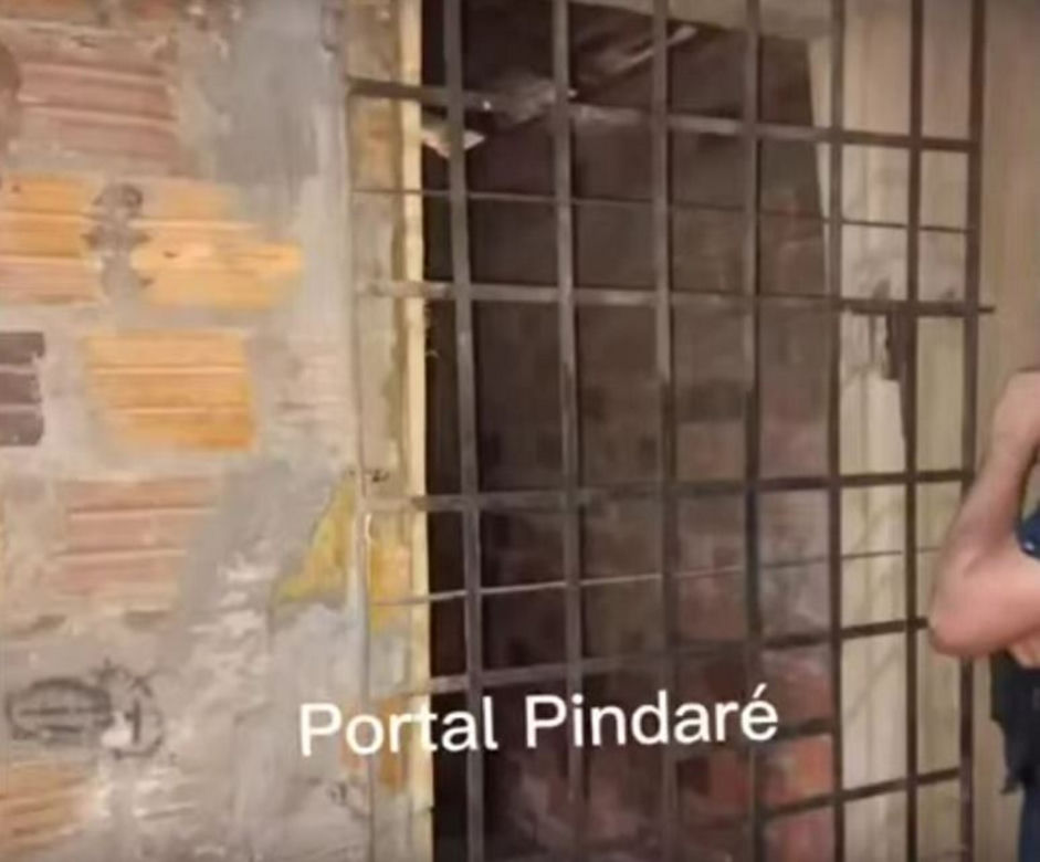  Przez 20 lat trzymała córkę na łańcuchu w celi. Horror 39-latki. Wstrząsające nagranie z lochu
