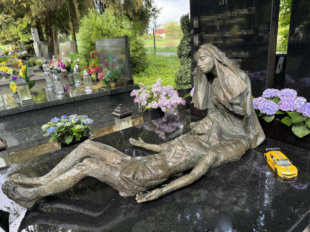 Wielkie zmiany na grobie syna Sylwii Peretti. Niewiarygodne, co się stało z pomnikiem Patryka