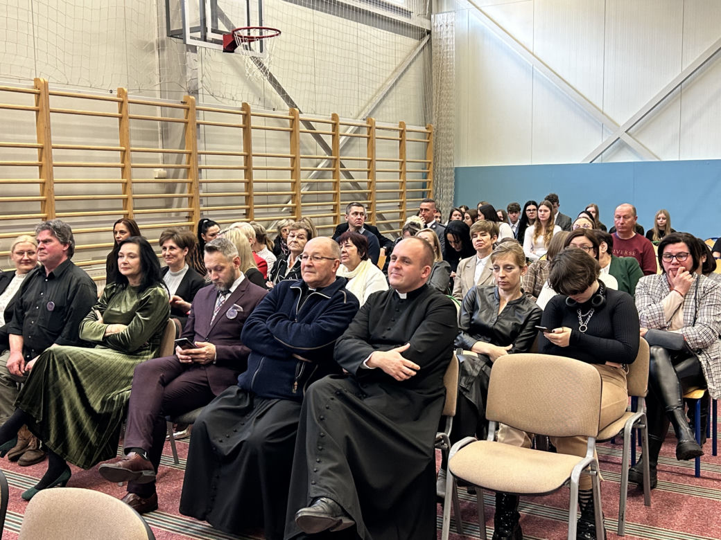Uczniowie pierwszych klas w Kleczewie ślubowali na nowy sztandar