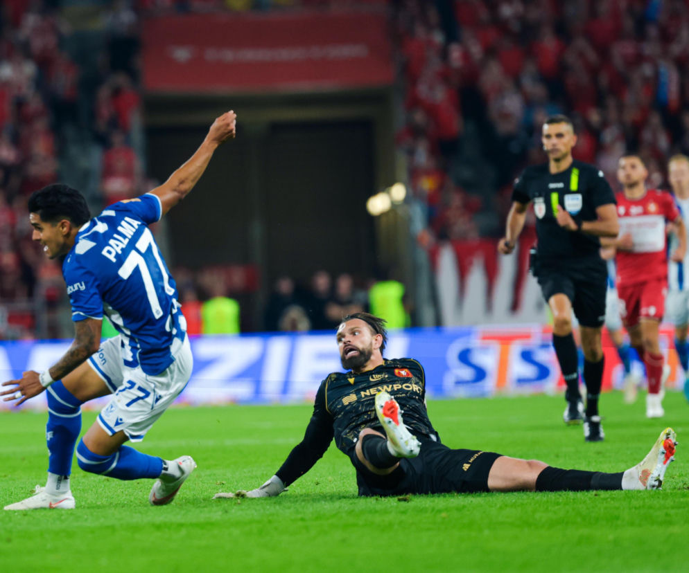 Luis Palma z Lecha Poznań obok leżącego bramkarza Widzewa, Bartłomieja Drągowskiego. O meczu przeczytasz na SE Supersport.