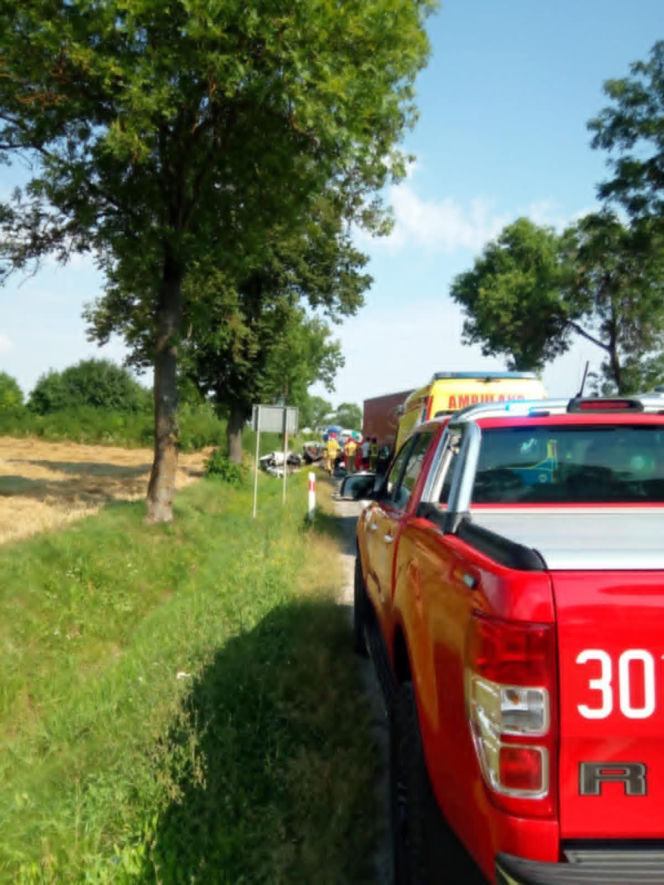 Tragiczny wypadek na DK74 w Łagowie. Nie żyje jedna osoba, droga jest całkowicie zablokowana