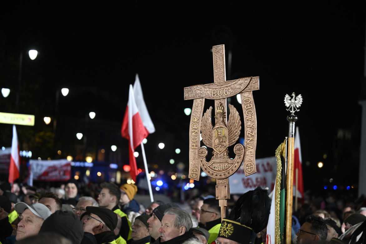 Marsz Pamięci PiS przeszedł ulicami Warszawy. To już 16 lat po katastrofie smoleńskiej