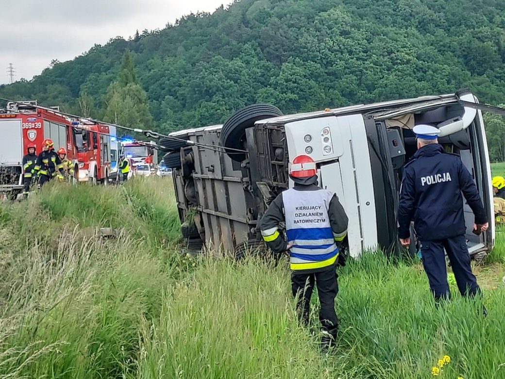 Autobus z dziećmi wyleciał z trasy. Liczba rannych w wywpadku Roztoce wzrosła