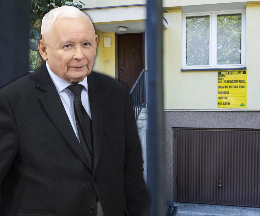 Jarosław Kaczyński w ciemnym garniturze i krawacie na tle budynku z żółtą tablicą informacyjną o remoncie. Polityk ponownie będzie musiał mierzyć się z hałasami remontowymi, o czym możesz przeczytać na naszym portalu.