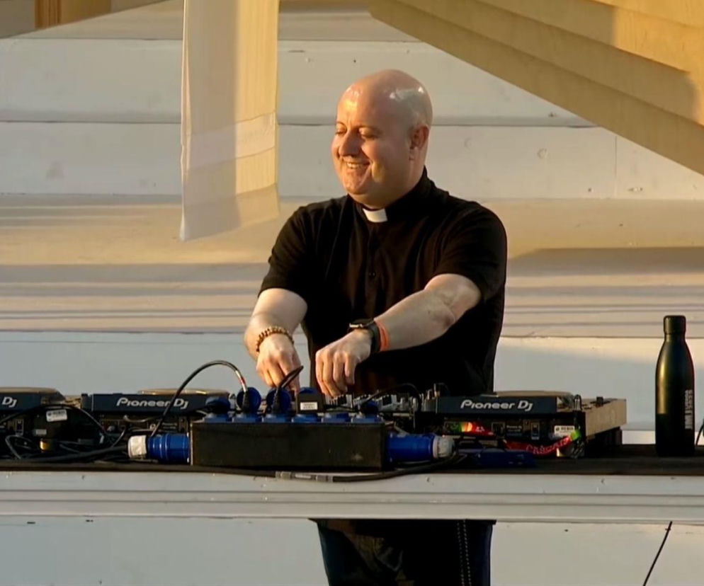 Najpopularniejszy ksiądz w Europie wystąpi w Parku Śląskim. Zjednoczy ludzi muzyką elektroniczną