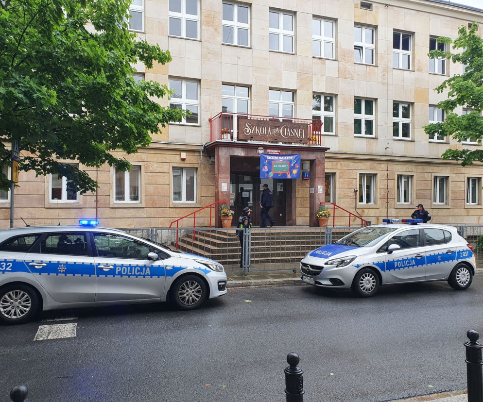 Warszawa: ALARM BOMBOWY podczas egzaminu ósmoklasisty! 