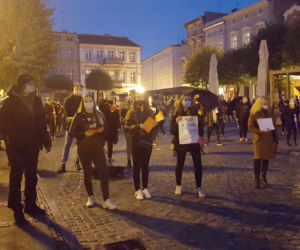 Znicze, wieszaki, transparenty. Protest Piekło kobiet w Lesznie