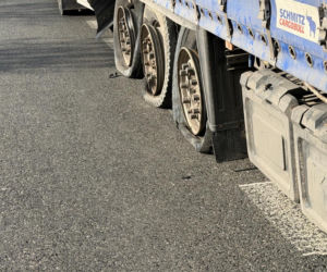 Twarde lądowanie w rowach. Pechowy koniec dwóch różnych podróży