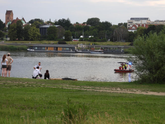 Nastolatek wszedł do Wisły i zniknął. W rejonie Mostu Gdańskiego trwają poszukiwania