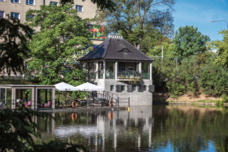Przeszklone ściany sprawiają wrażenie, że dach lewituje, a naprzeciw można było wypożyczyć gondolę. Cafe Berg 