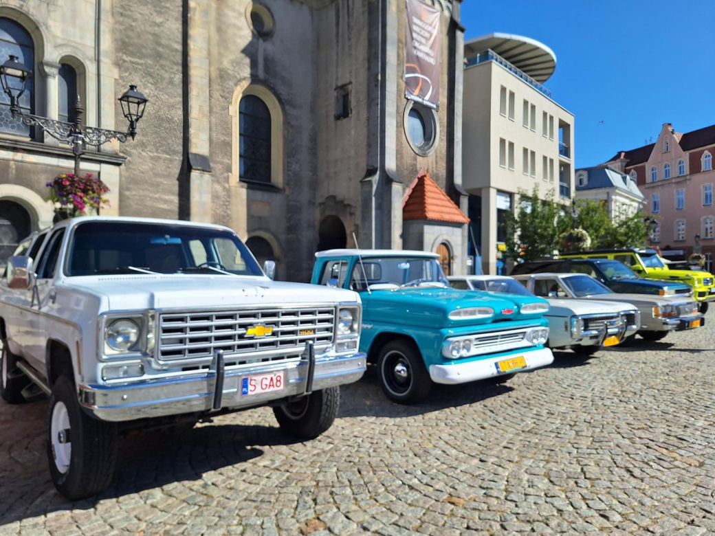 11. Zlot Pojazdów Zabytkowych. Klasyki motoryzacji opanowały Tarnowskie Góry