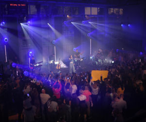 Roxie Węgiel z gołym brzuchem śpiewa dla najmłodszych