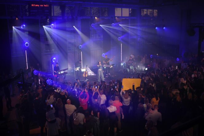 Roxie Węgiel z gołym brzuchem śpiewa dla najmłodszych