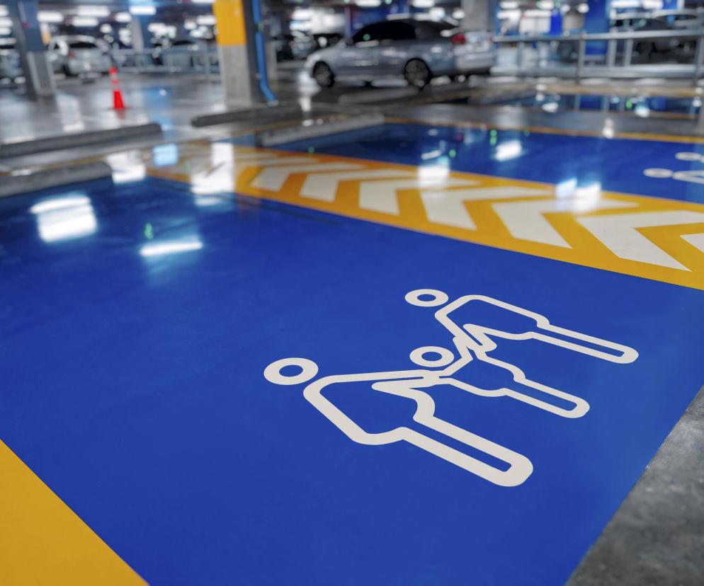 Miejsca parkingowe dla rodzin pełne aut singli. Dlaczego kierowcy ignorują specjalne strefy przy sklepach?