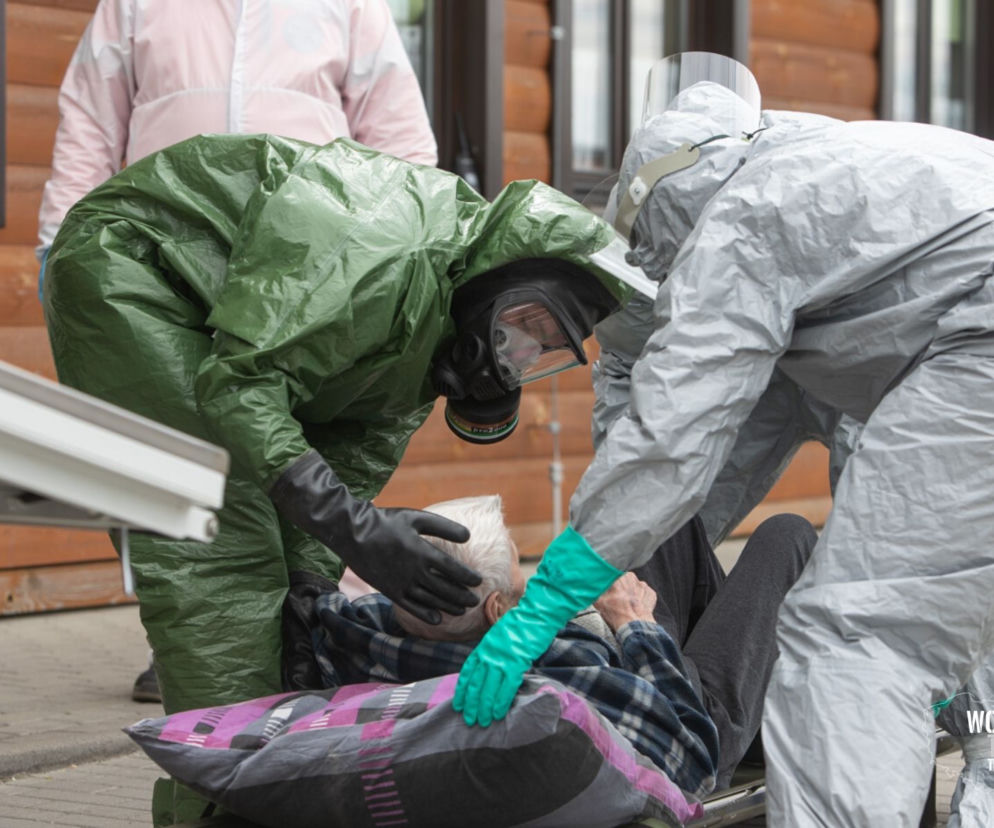 Żołnierze - chemicy wchodzą do DPSu w Kleszczowie. Rozpoczęła się dekontaminacja ośrodka! 