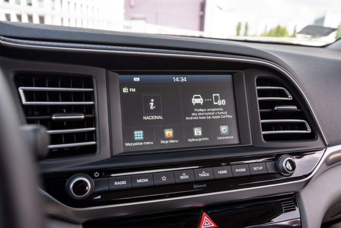 Toyota Corolla Sedan 1.8 Hybrid 122 KM e-CVT vs Hyundai Elantra Style 1.6 MPI 6MT