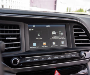 Toyota Corolla Sedan 1.8 Hybrid 122 KM e-CVT vs Hyundai Elantra Style 1.6 MPI 6MT