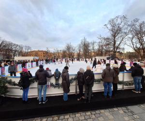 Lublin: Lodowisko zostanie na Placu Litewskim do końca lutego! Na okres ferii atrakcji jest tam więcej