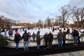 Lublin: Lodowisko zostanie na Placu Litewskim do końca lutego! Na okres ferii atrakcji jest tam więcej