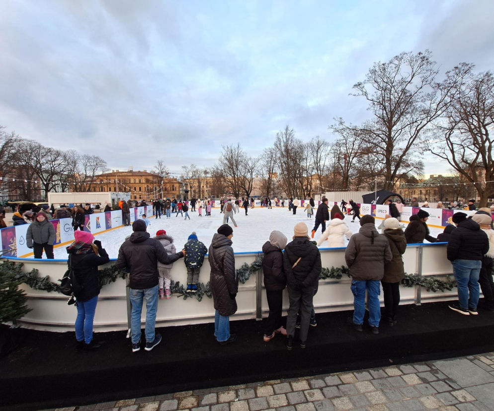 Lublin: Lodowisko zostanie na Placu Litewskim do końca lutego! Na okres ferii atrakcji jest tam więcej