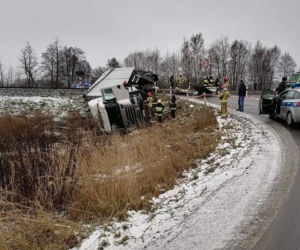 Groźne zderzenie pociągu z samochodem ciężarowym. Ruch na linii Siedlce-Białystok wstrzymany [ZDJĘCIA]