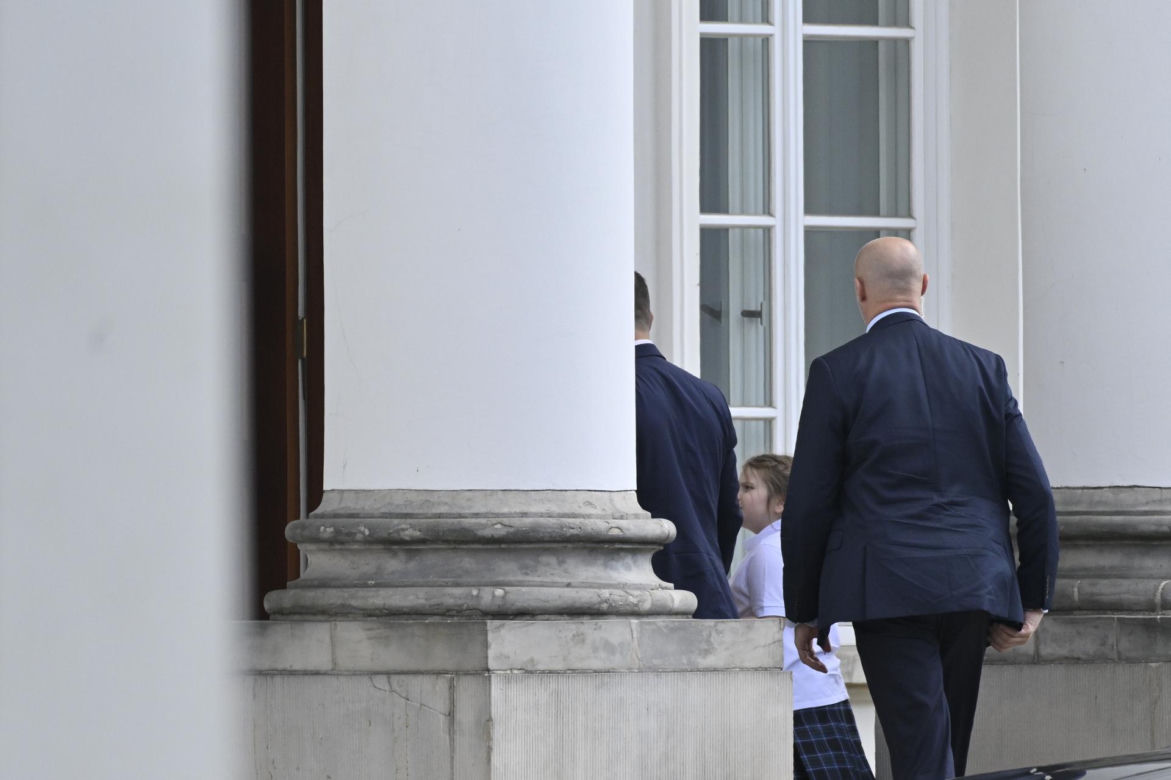 Karol Nawrocki który odbiera Kasię ze szkoły.